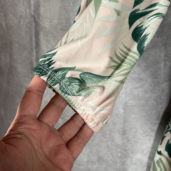 Ardene Basic Collection | Pink & Green Long Sleeve Tropical Floral Romper Large - Picture 4 of 10